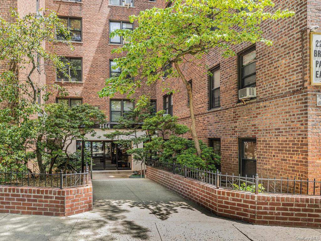 2244 Bronx Park Unit: 5J photo 1