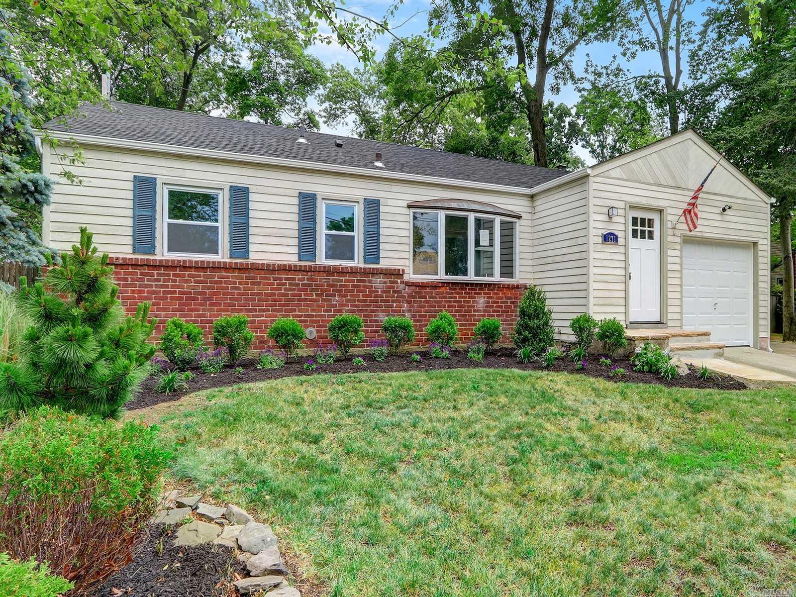 1271 Meadowbrook Road, Merrick