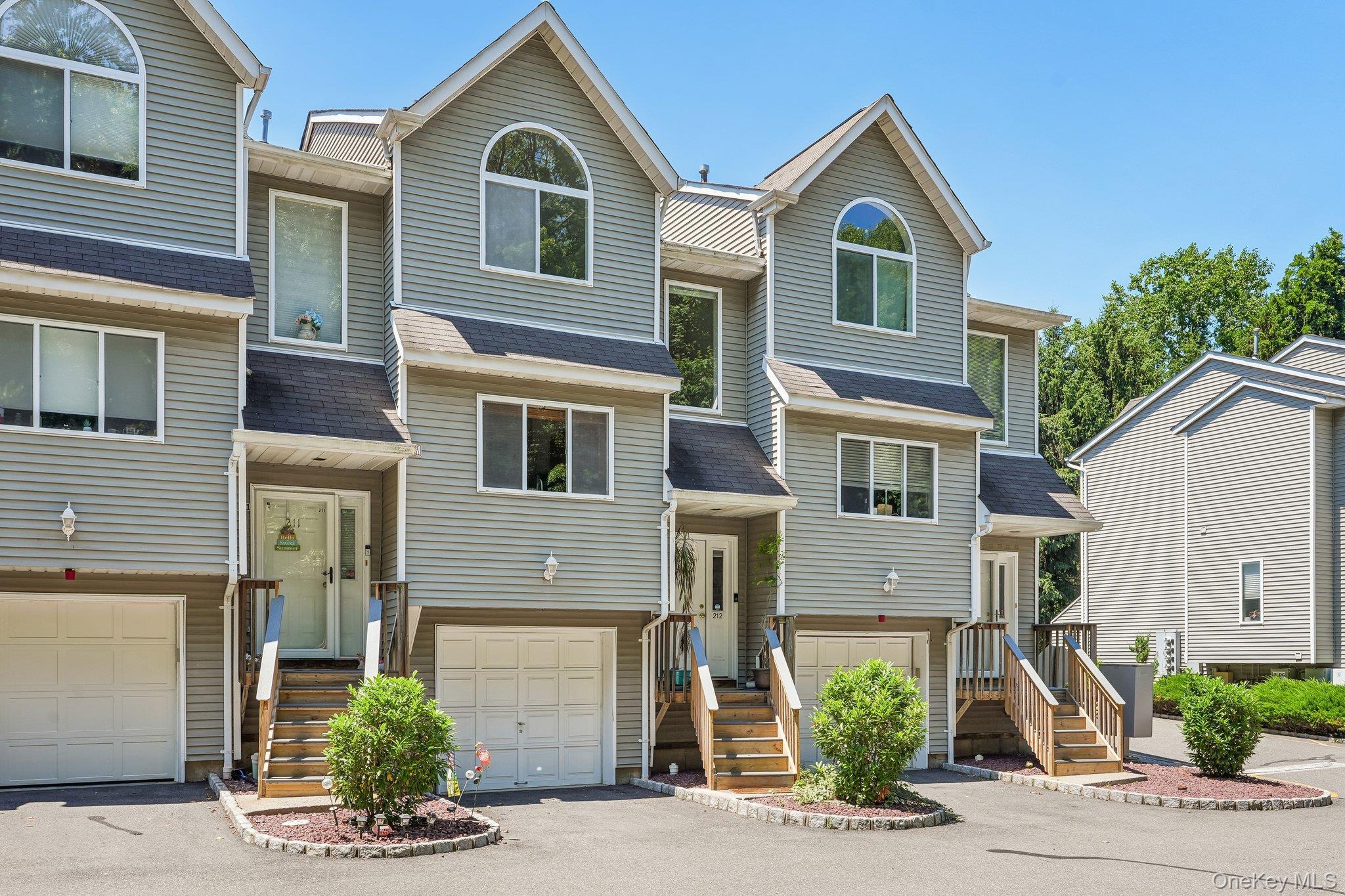 212 Arlington Court, Bardonia