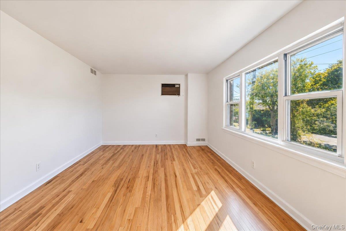 1562 Paulding Avenue thumbnail 4
