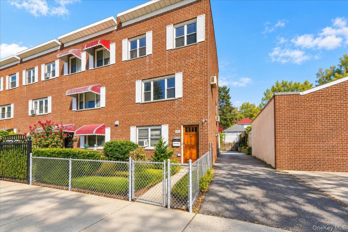 1562 Paulding Avenue thumbnail 2
