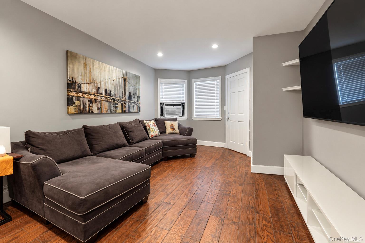 296 Hawthorne Avenue thumbnail 3