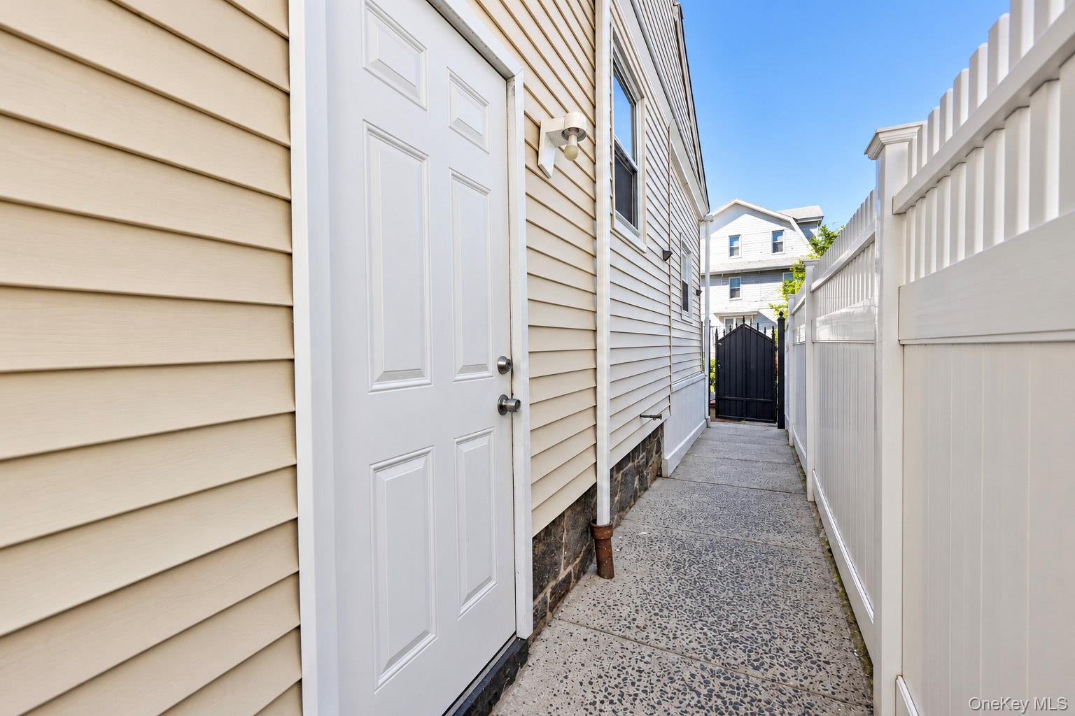 296 Hawthorne Avenue thumbnail 2