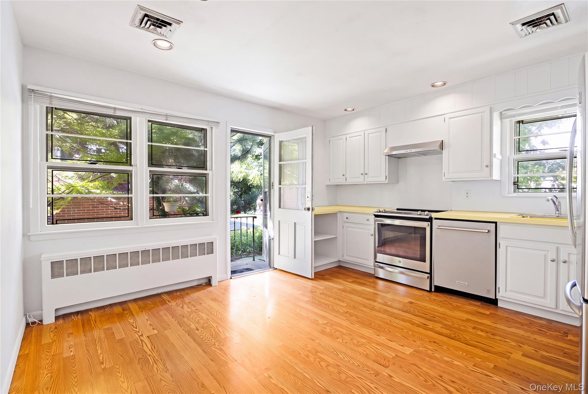 5395 Netherland Avenue thumbnail 3