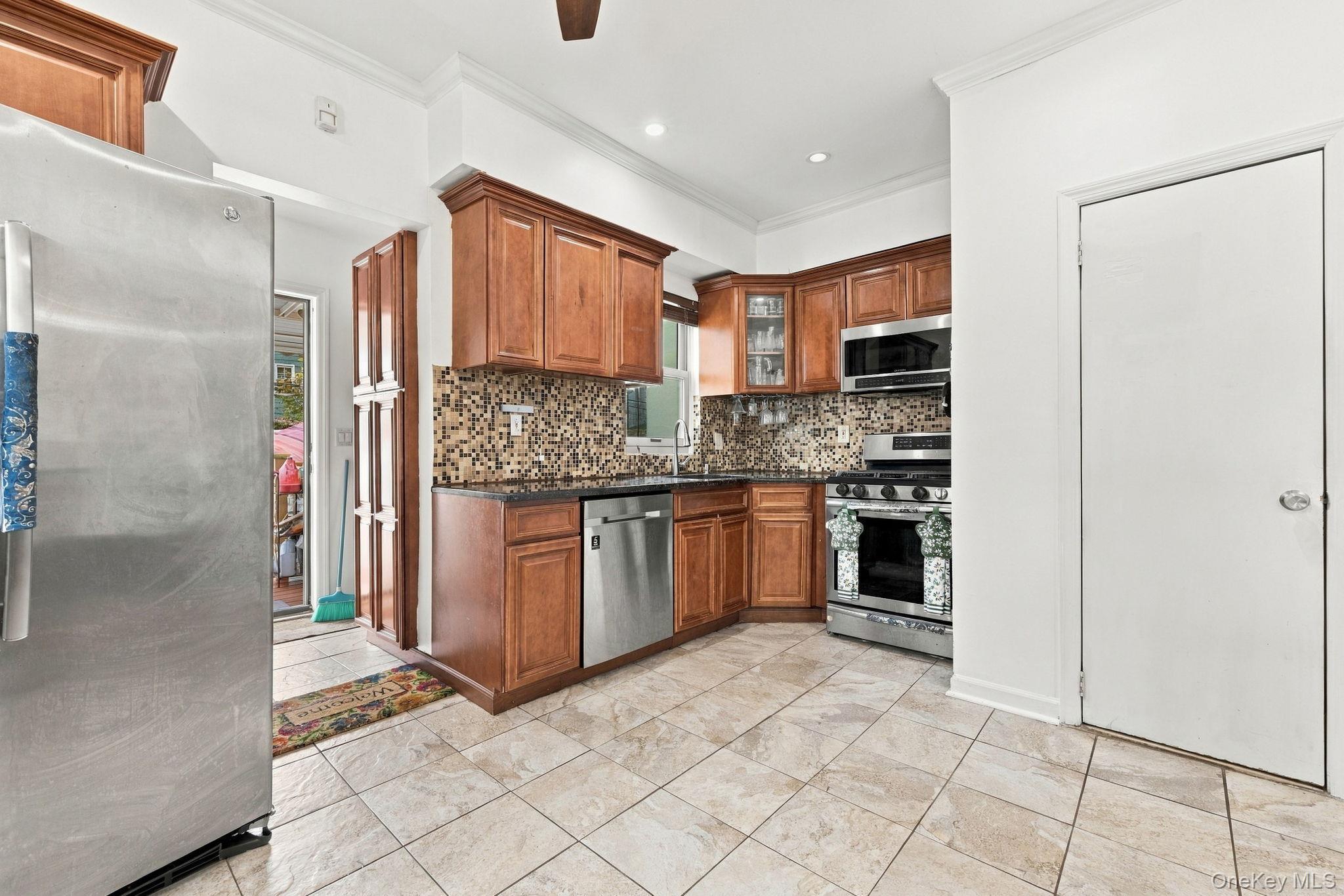 290 E 37th Street thumbnail 19