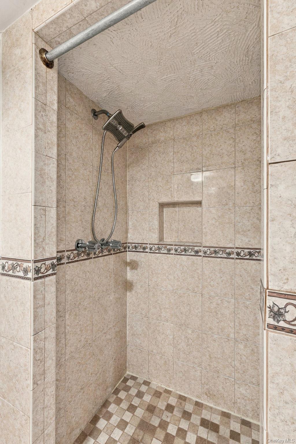 290 E 37th Street thumbnail 7