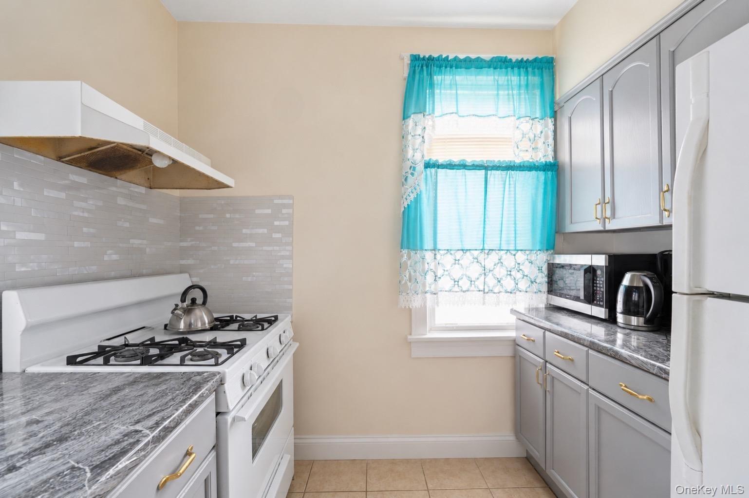 756 E 223rd Street thumbnail 6