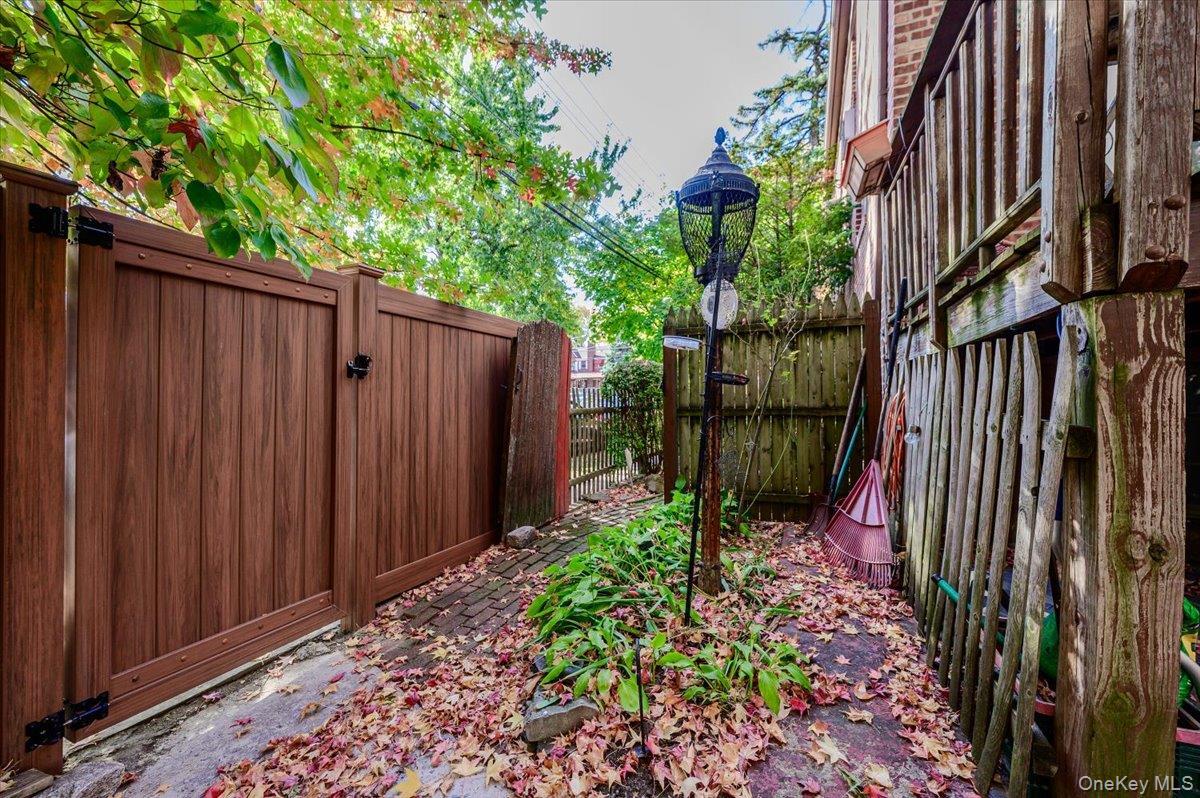 1812 Tenbroeck Avenue thumbnail 29