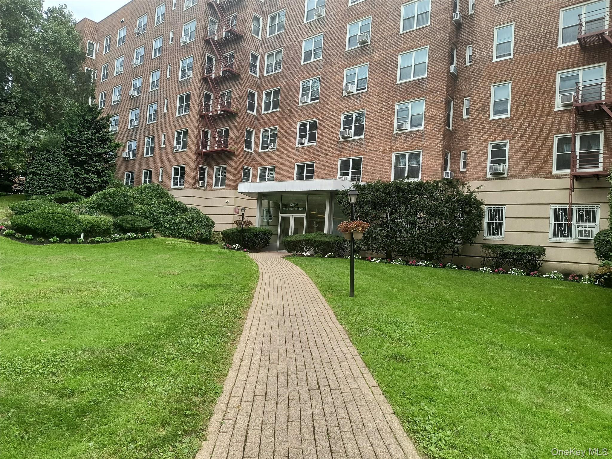 1304 Midland Avenue Unit: B41, Yonkers
