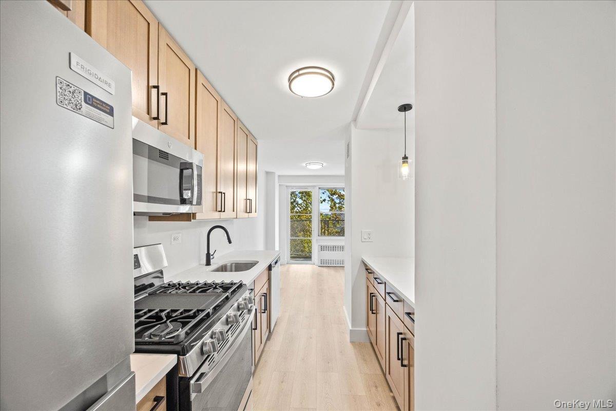 2550 Olinville Avenue Unit: 8M thumbnail 10