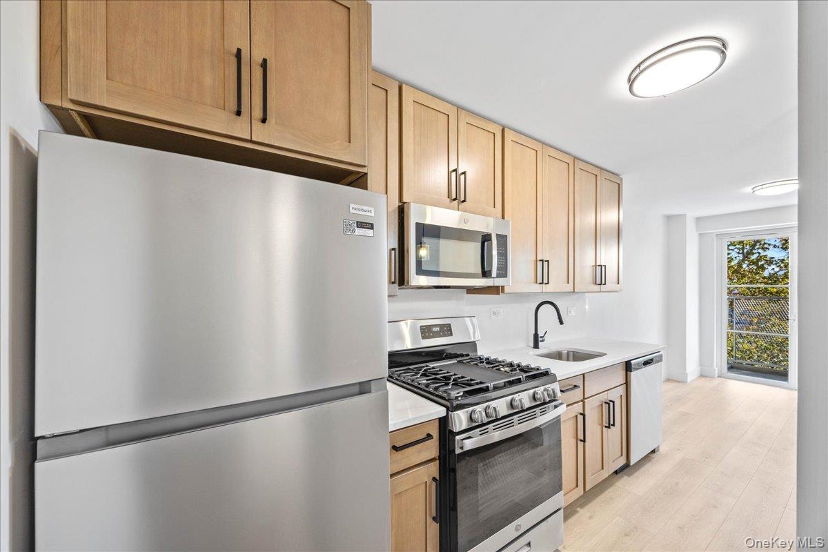 2550 Olinville Avenue Unit: 8M thumbnail 9
