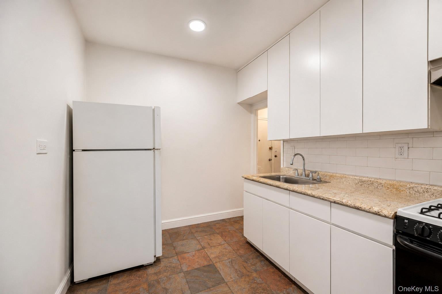 721 E 242nd Street thumbnail 17