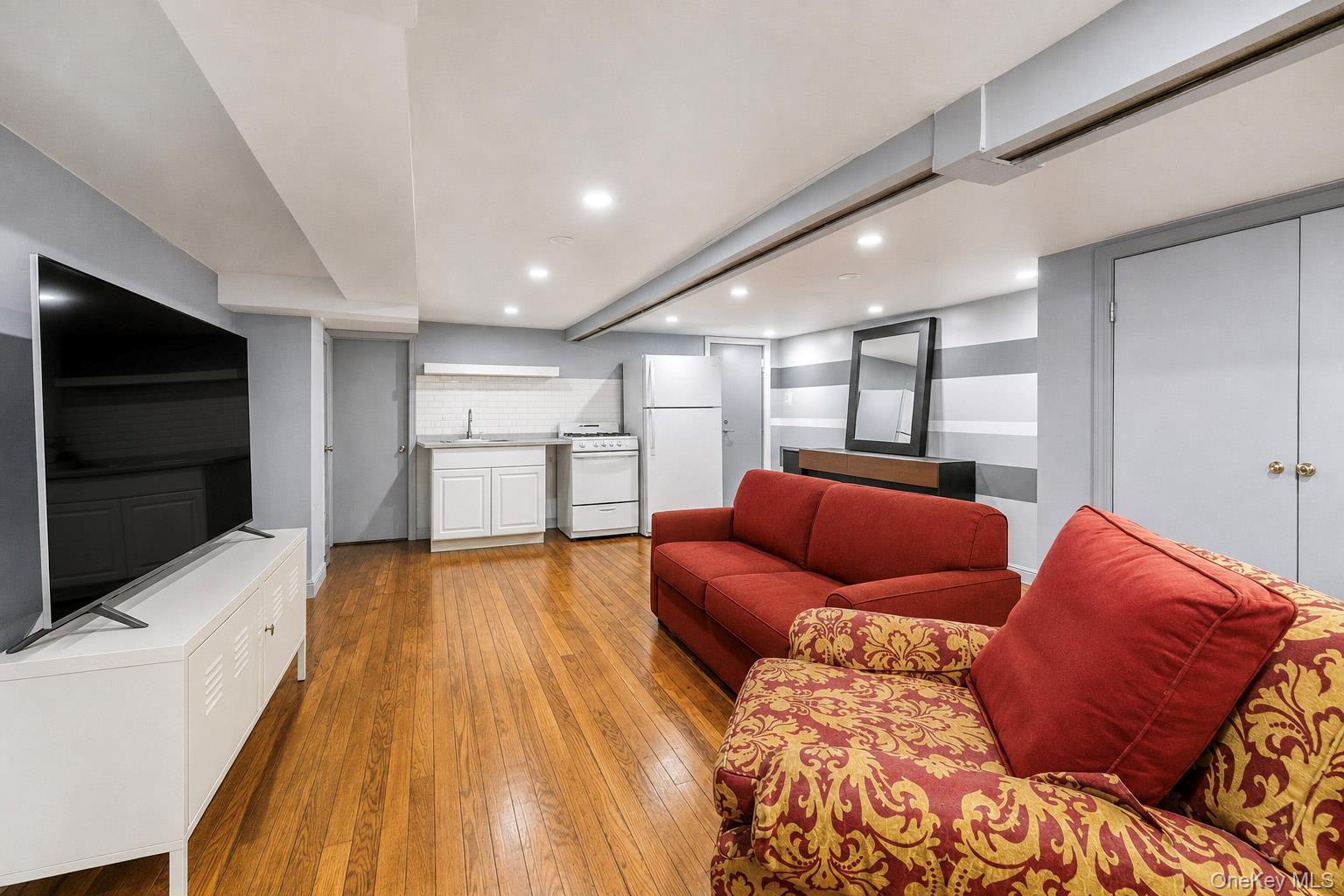 721 E 242nd Street thumbnail 19