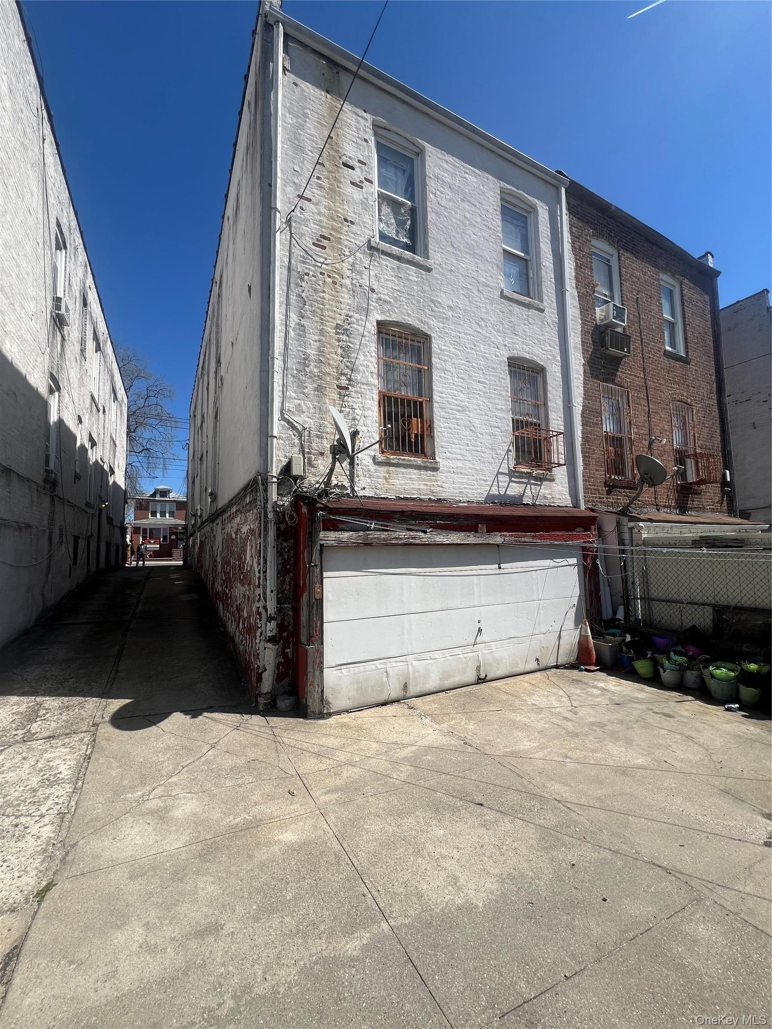 720 E 53rd Street thumbnail 4