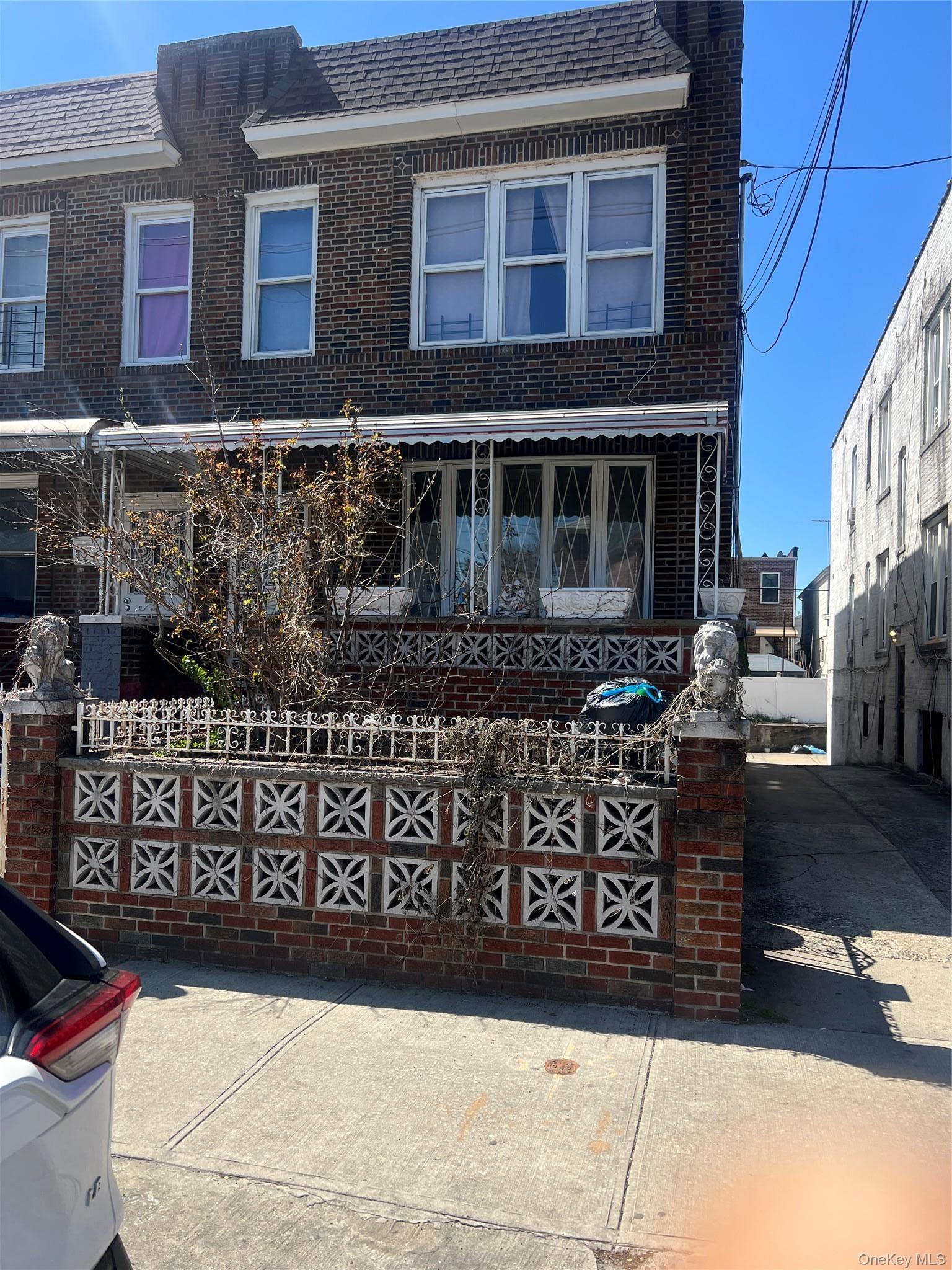 720 E 53rd Street thumbnail 3