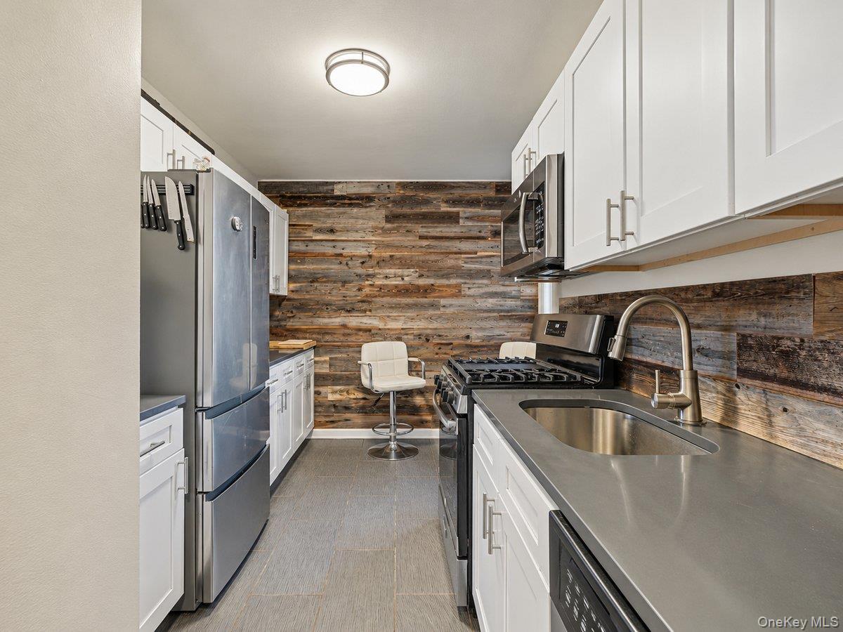 285 East 35th Street ST Unit: 6E thumbnail 3