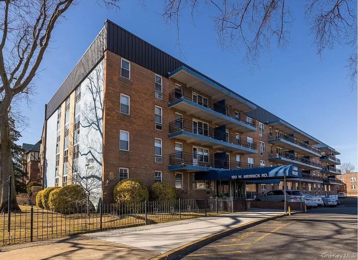 190 W Merrick Road Unit: 4N, Freeport