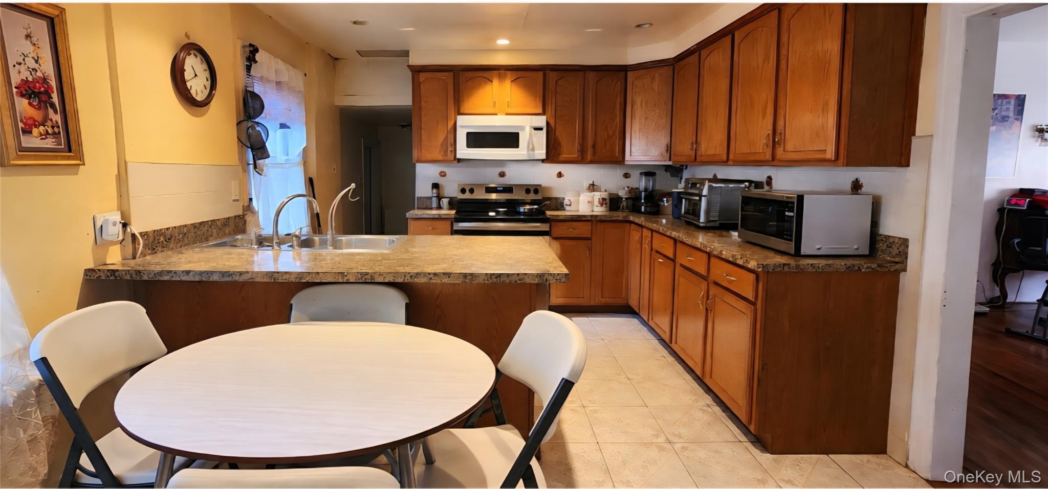 243 E Grand Street thumbnail 7