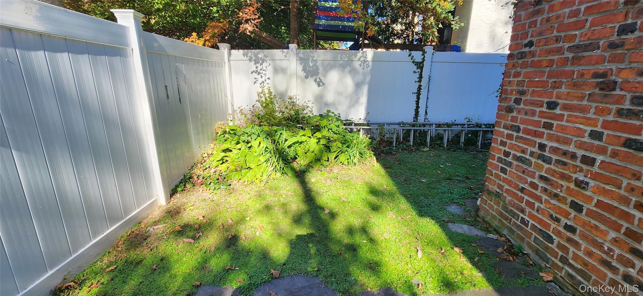 243 E Grand Street thumbnail 18