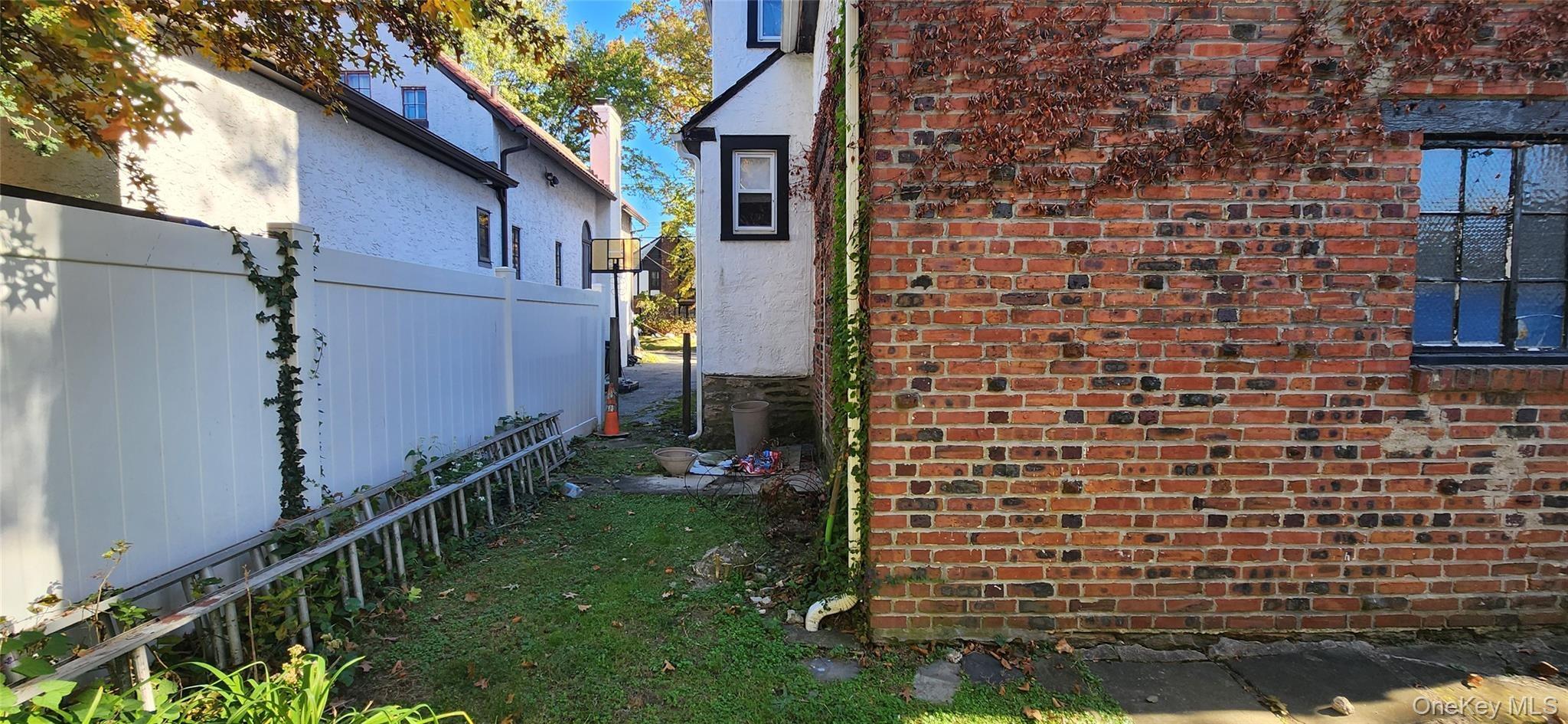 243 E Grand Street thumbnail 20