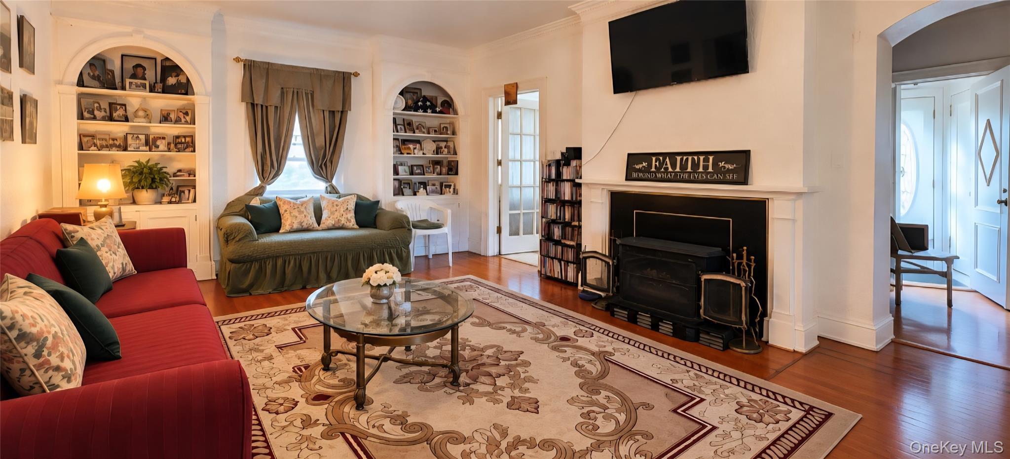 243 E Grand Street thumbnail 9