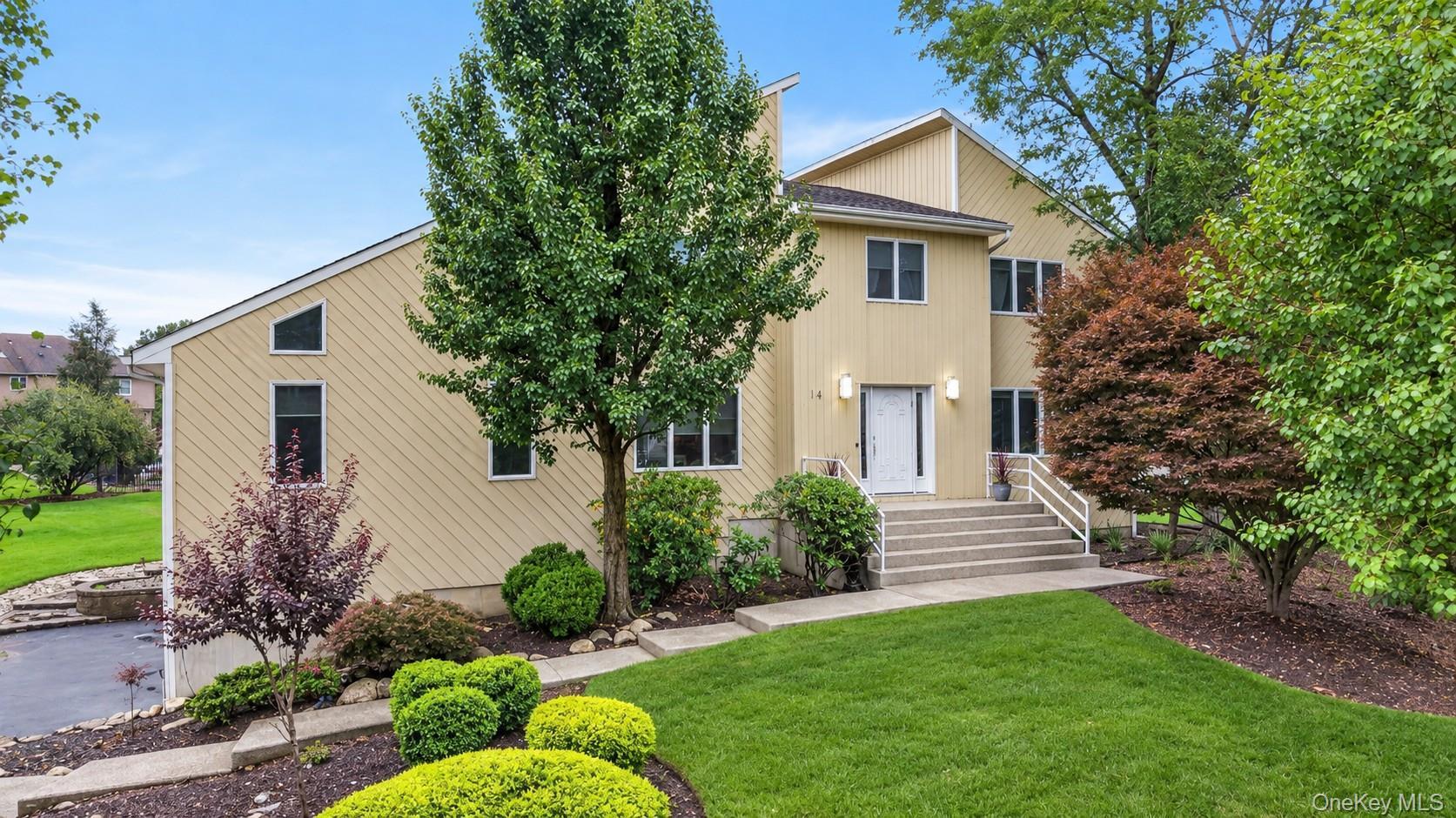 14 Lowell Drive, New City