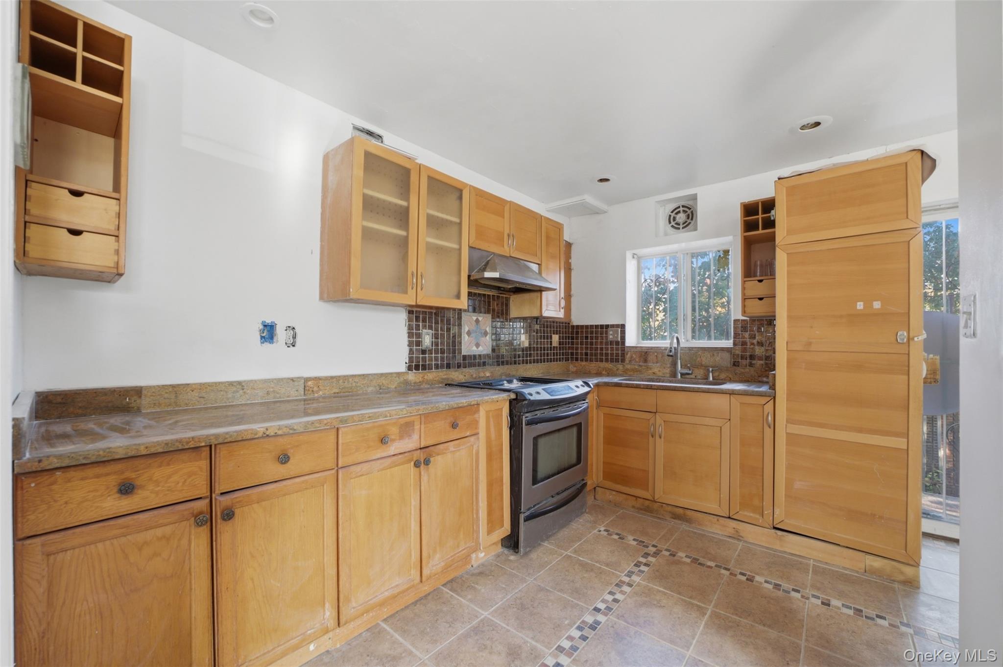 1073 E 233rd Street thumbnail 14