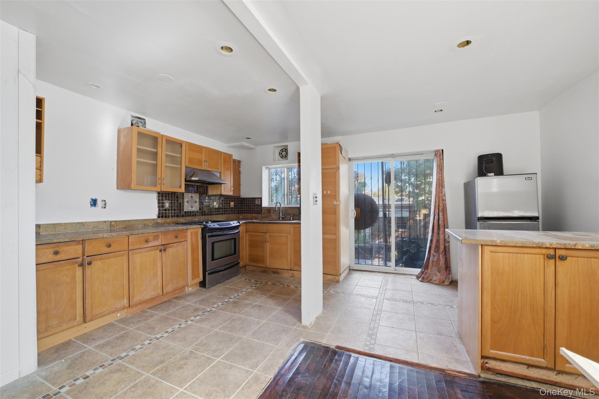 1073 E 233rd Street thumbnail 15