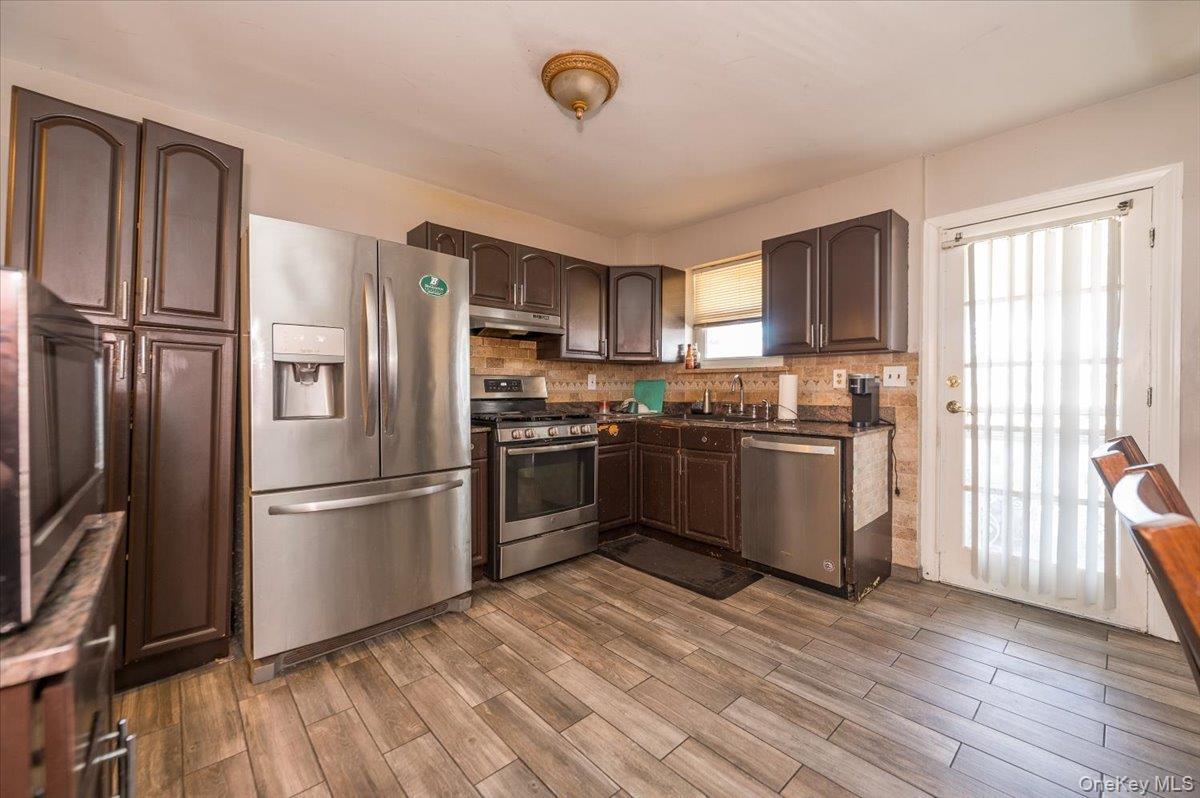 2515 Eastchester Road thumbnail 5