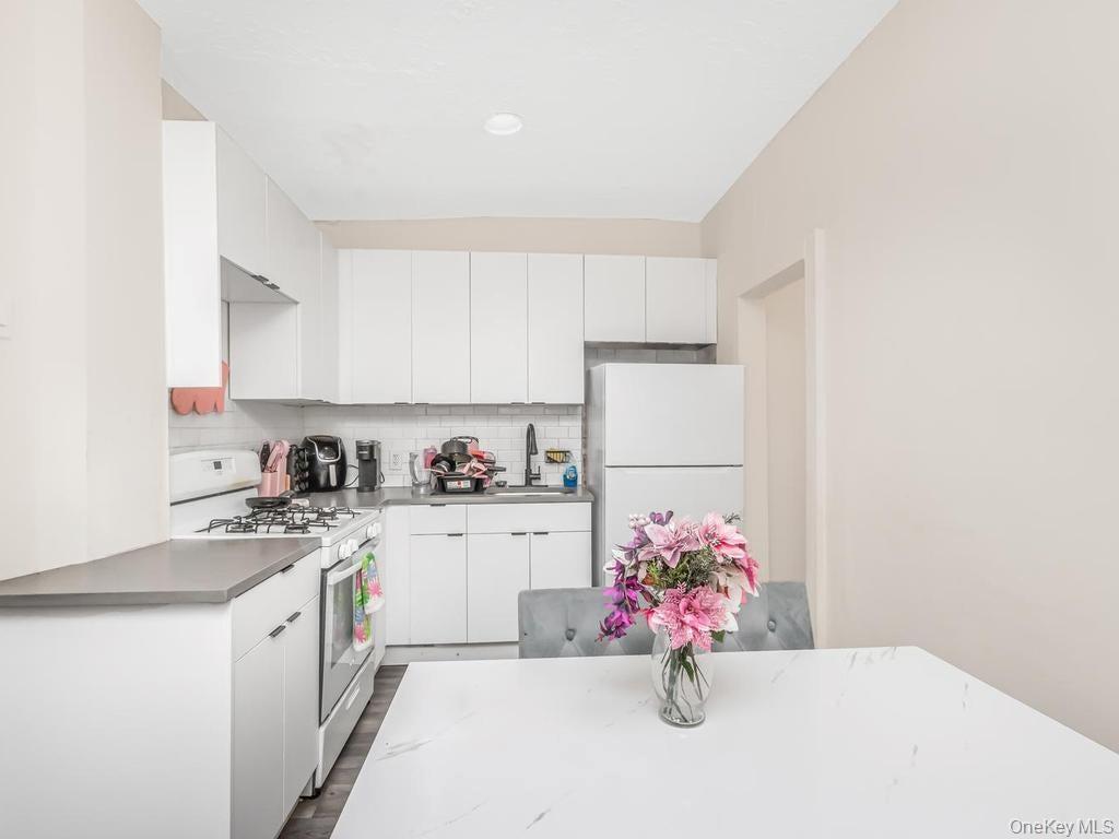 865 E 215th Street thumbnail 3