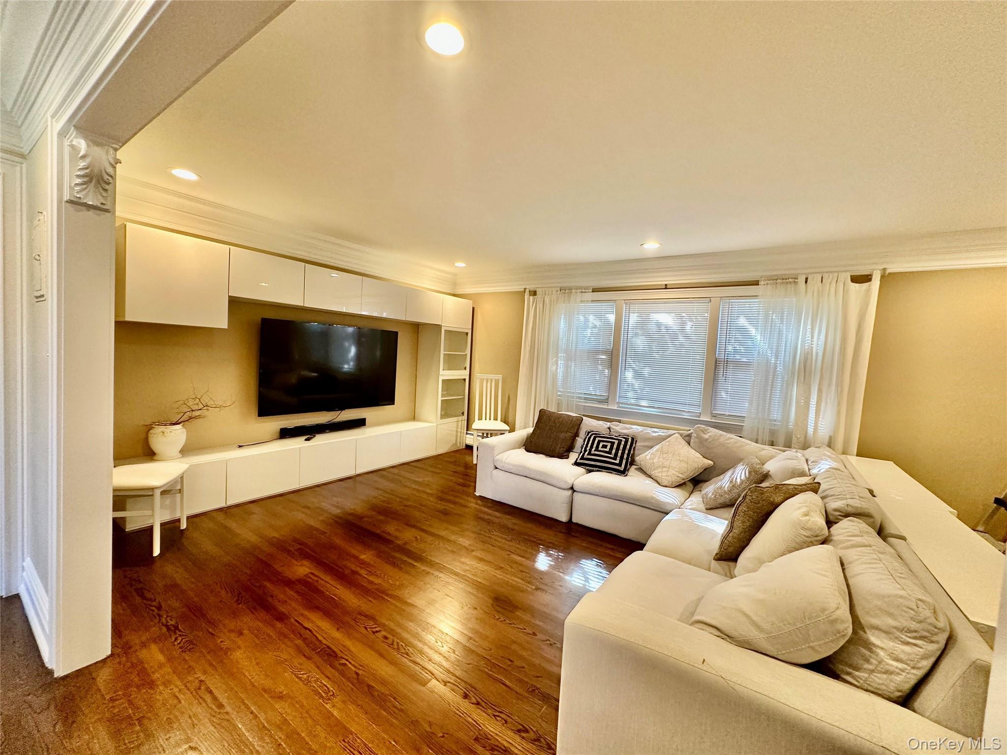 2 Oxford Court Unit: 8012 thumbnail 4