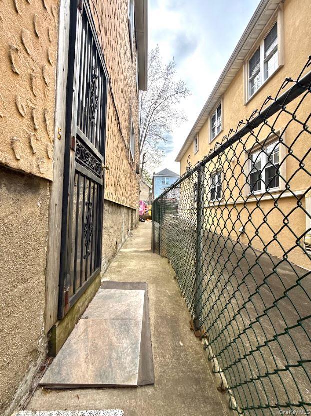 2719 Hering Avenue thumbnail 15