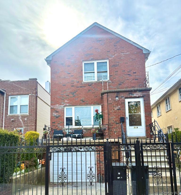 2719 Hering Avenue photo 1