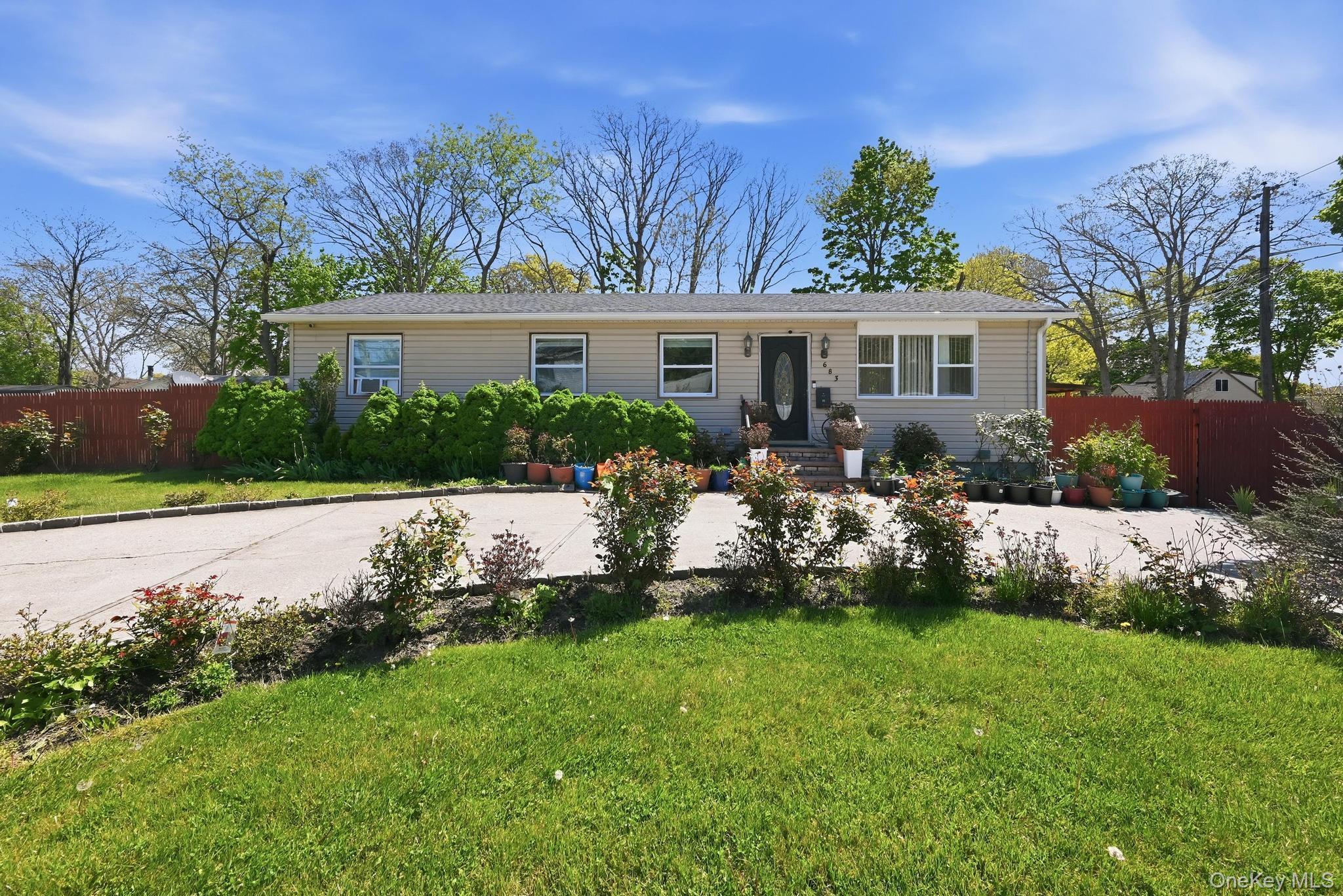 683 Broadway, Brentwood